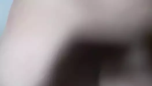 Aynaya bakmayı çok seviyor. dolandırıcı küçük sürtük.