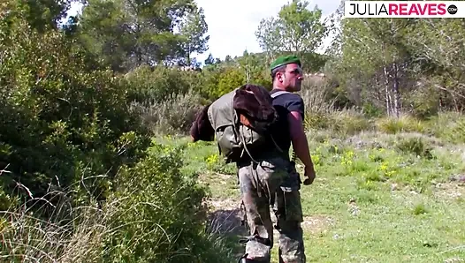 Ateşli kız sıkı deliklerine büyük bir yarak sokuyor