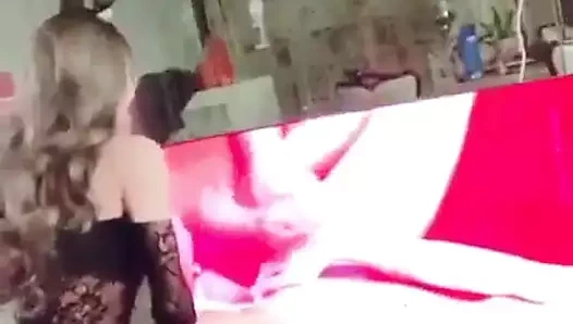 Adam sevimli kız tarafından sodomized