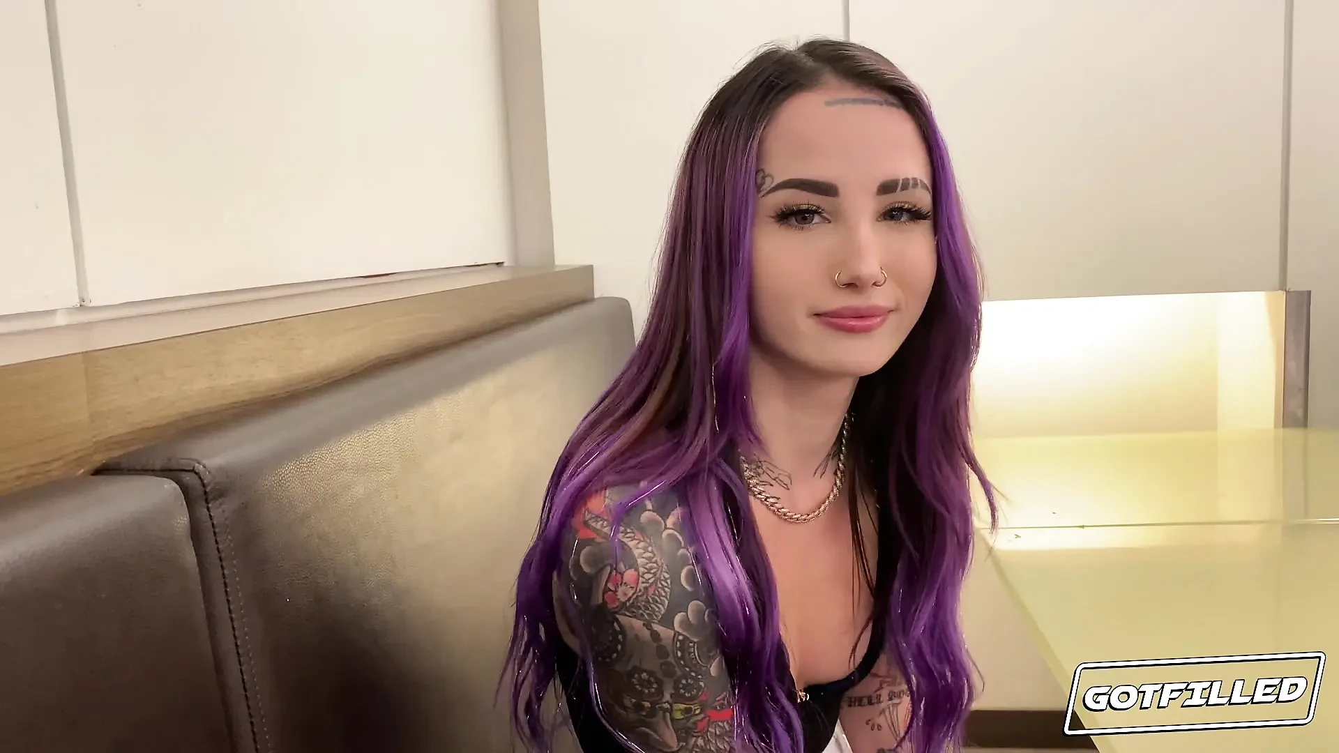 Gotfilled alt hottie Valerica Steele'i dolduruyor
