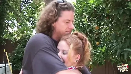 Tombul bir esmer, işverenden iş teklifi almak için çifte penetrasyonlu üçlü tehdit sunuyor.