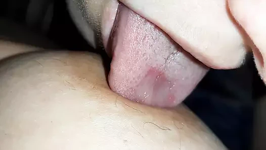 Yalama, öpüşme, emme, meme uçlarını ısırma ile ateşli lezbiyen üçlü seks