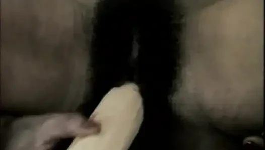 Azgın olgun hatun kıllı amcığını zonklayan muzla dolduruyor