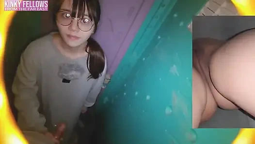 Doğal ve zengin güzellik, riskli geçici bir kabinin içinde sıcak ağız desteği sunarken kırılgan varis ısısı.