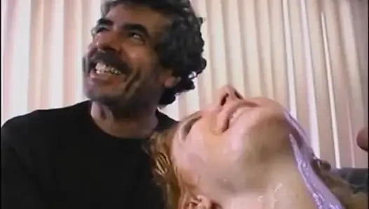 Koca ateşli karısını paylaşıyor