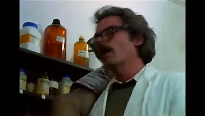 Güzel bir pileli etekli öğretmen bir masada becerdin