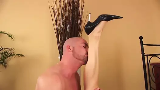 Güzel hatun sakso çekiyor ve büyük yarakla sert sikişiyor