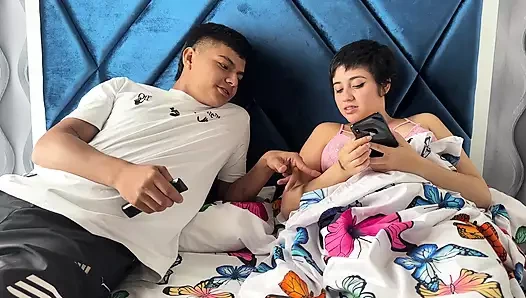 Seksi azgın üvey kız kardeşim erkek arkadaşıyla görüşmedeyken sıkı ve lezzetli götünü büyük yarağımla patlatıyorum.