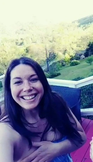 Elbisesinden fırlayarak