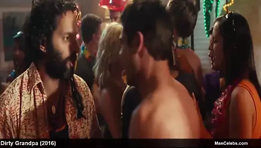 Zac efron sıcak çıplak vücudunu gösteriyor ve sıkı poposunu sallıyor