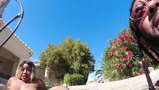 Havuzda ateşli lezbiyen ırklararası eğlence