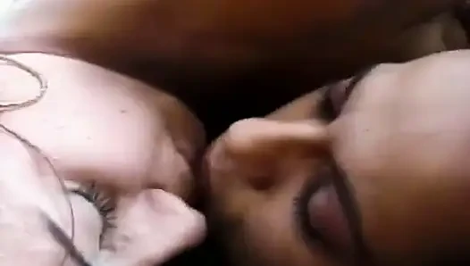 Ateşli tatlı kızlar ıslak amcıkları büyük bir direk tarafından sert sikilirken tadını çıkarıyor