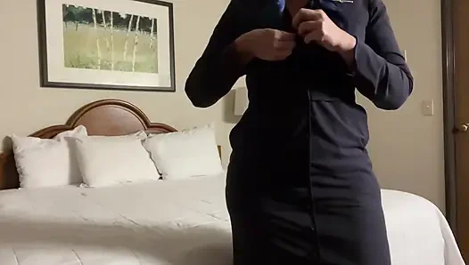 Fa Fiona otel odasında yastıkla biraz eğleniyor