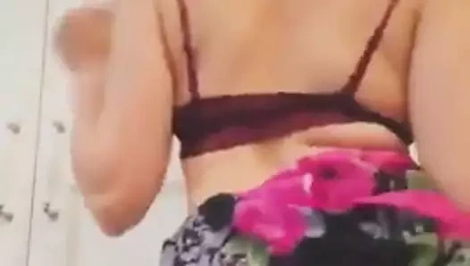 Hintli öğretmen dilbaar üzerinde dans ediyor