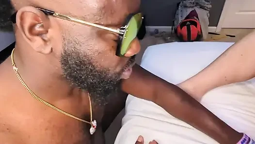 Olgun sarışın orta yaşlı seksi kadın sert seansta büyük zenci yarağına biniyor