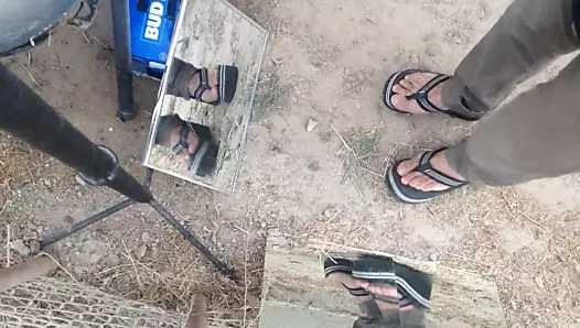 ( vid 1 )döllenmiş sandalet giyiyor