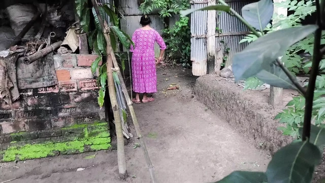 Я видела свою тетушку убирает двор, я обнял ее и начал трахаться