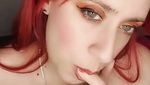Hayatının en iyi emmesini vermek için elinden geleni yapan bir hemşire!!!!