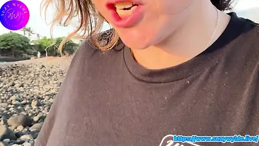 Suzy Wylde ile deniz kenarında fışkırtıyor