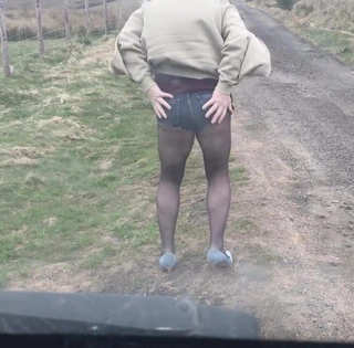 Dışarıda topuklu dar şort ve tayt