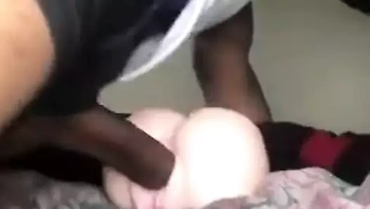 Zenci adam oyuncağını sikiyor