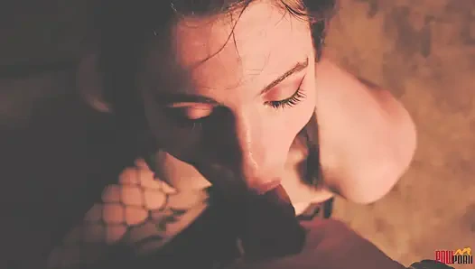 Kapana kısılmış sürtük soyunuyor ve tutsakları emiyor