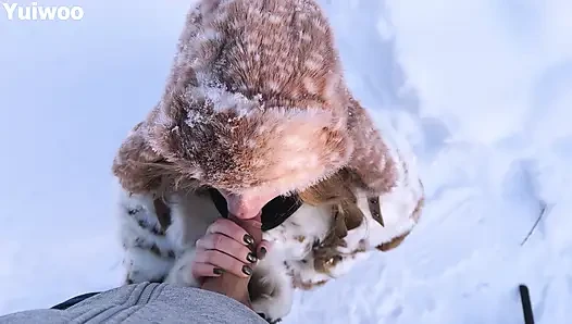 -30c Çok soğuk ama sevimli Rus kız ağzında dondurma istiyor