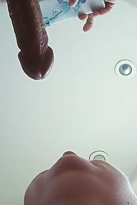 Üvey annem yere oturuyor ve yarağımı emiyor ağzına bir kısmı döl alıyor yakın çekim