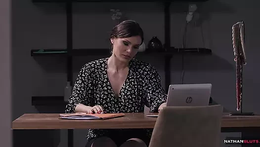 Yaramaz Asyalı sekreter Polly Pons büyük zenci yarağı iş arkadaşını götüne alıyor