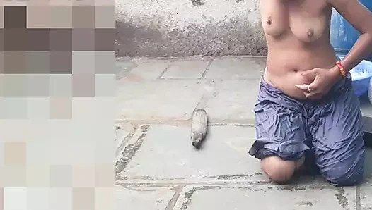 Kayınbiraderi eteğini açtı ve tamamen çıplak bir şekilde açık banyoda banyo yaptı.