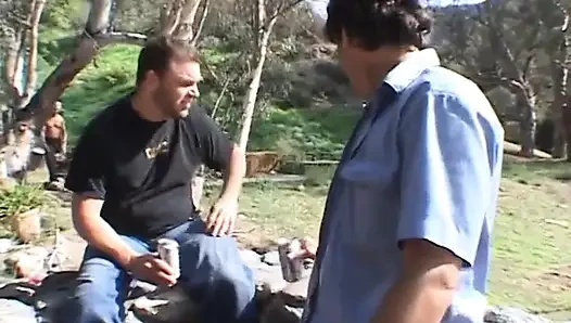 Ateşli sarışın fahişe üç sert yarakla deliklerini dolduruyor