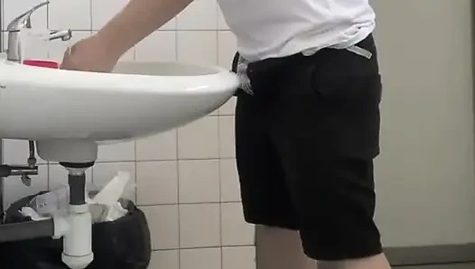 Hastane tuvaletlerinde idrar örneği alan adam