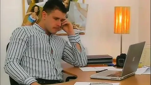 Sarışın kız ıslak ve sıkı amcığını gösteriyor