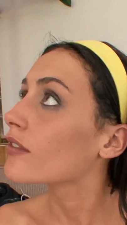 Minyon esmer küçük memeler sürtük spor salonunda bir Creampie alır | Klip 3