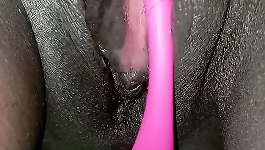 Karımın vibratörünü amlarına sokuyorum ve vajinamı sokuyorum