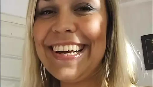 Marketa'nın ilk pornosu - büyük memeli teşhirci sokak fahişesi