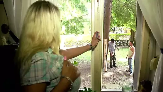 Komşu azgın komşu sikişmek istiyor