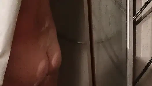 Üvey kız kardeş köyde duş alırken onları izlememi seviyor