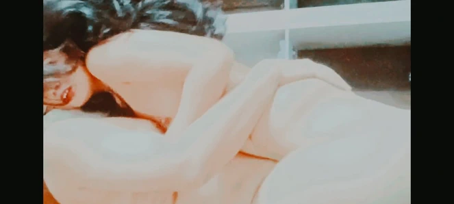 Latika üvey erkek kardeşiyle ayakta sakso çekiyor