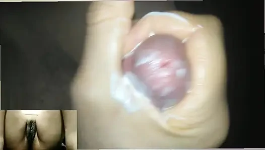 Evli kadının görüntülü görüşmede mastürbasyonunu izliyorum