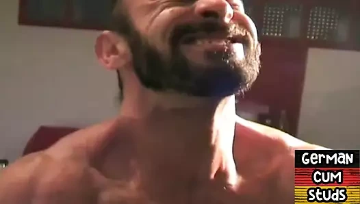 Güzel götlü olgun Alman amatör dilf prezervatifsiz sikiliyor