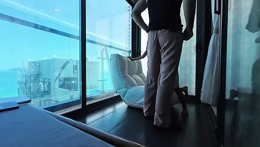 Dövmeli genç Asyalı emiyor ve sikişiyor titreyerek mega orgazmla bitiyor