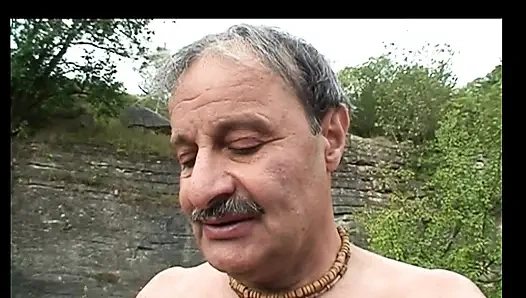 Yaşlı çift genç sarışın genç kızı edepsiz bir üçlü sekse dahil ediyor