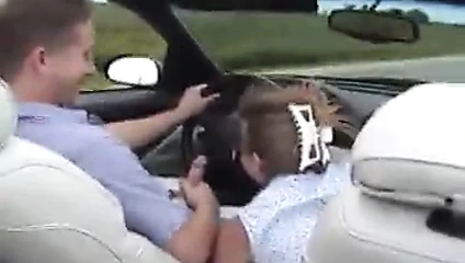 Gwen adamını arabada emiyor!