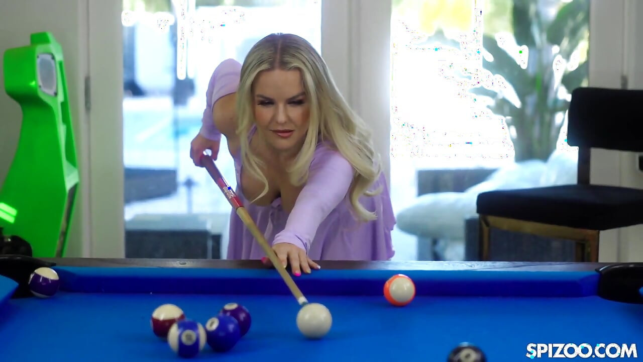 Slimthick Vic aldatan sürtük kupalı evli kadın
