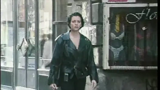 Mağaza görevlisi tarafından yüzüme boşaldım