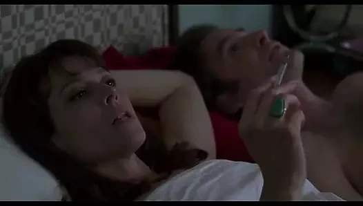 Sigourney dokumacı yorganın altında hile yapıyor ve seks sonrası sigara içiyor