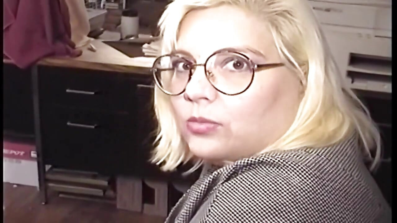 Olgun sarışın orta yaşlı seksi kadın birden fazla yarağı sert sikiyor
