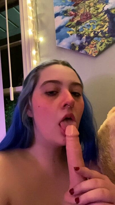 Egirl, sik emmeyi o kadar çok seviyor ki oyuncaklara başvuruyor!