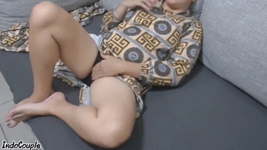 Adik tiri colok di ruang tamu aku bantuin dia puas